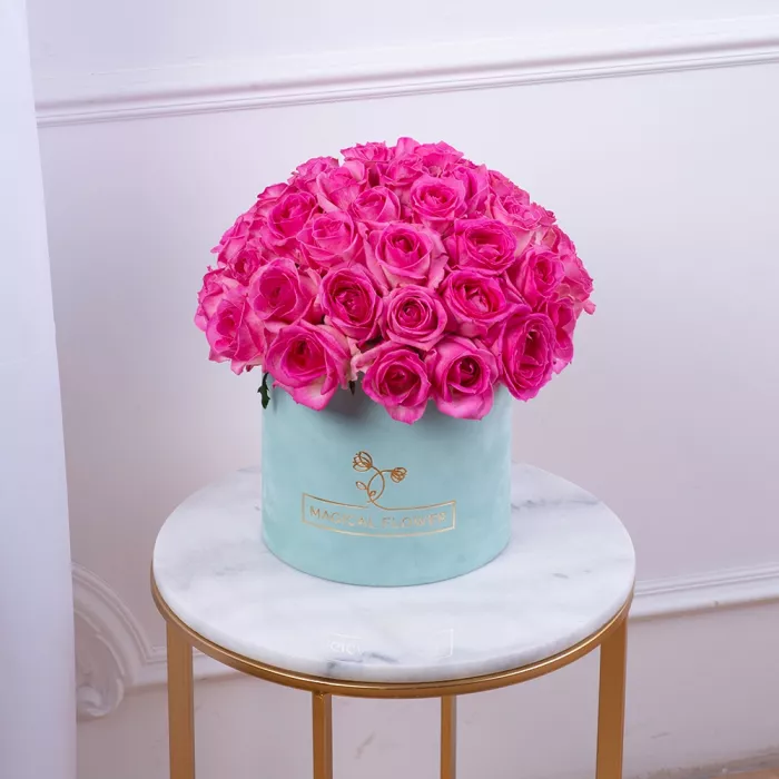 Букет из 51 малиновой розы premium в бархатной шляпной коробке