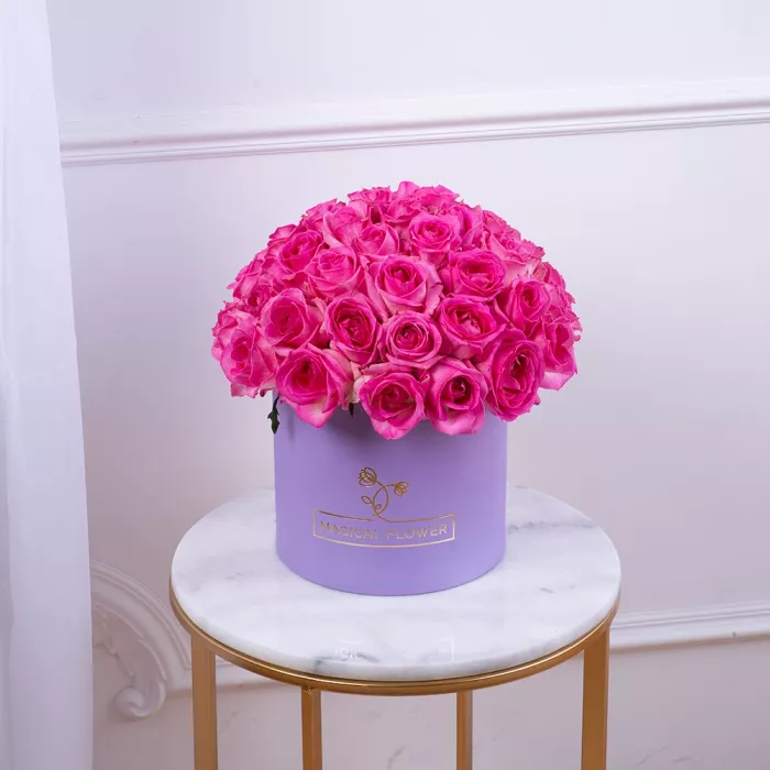 Букет из 51 малиновой розы premium в фиолетовой шляпной коробке