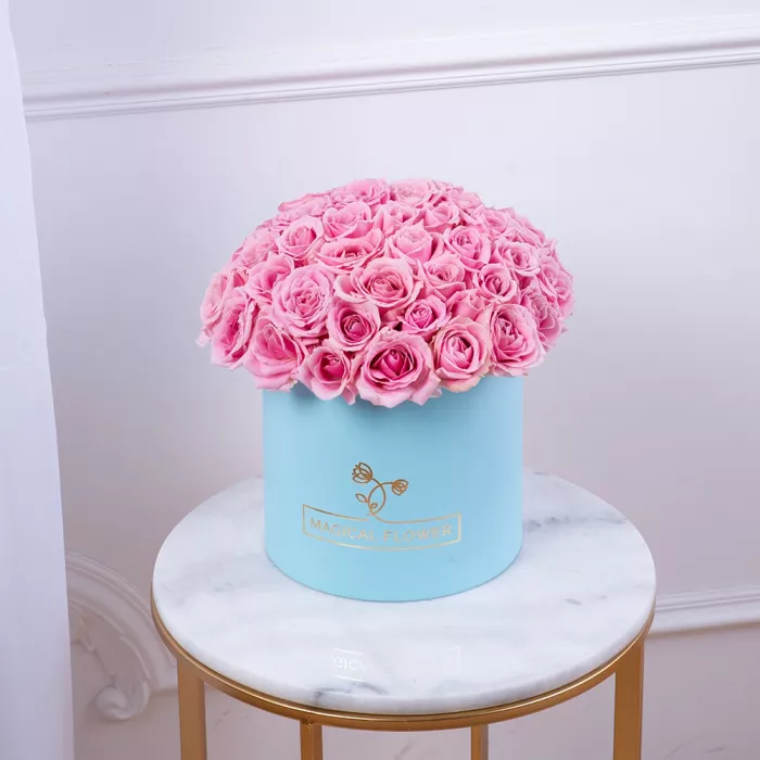Букет из 51 розовой розы premium в голубой шляпной коробке