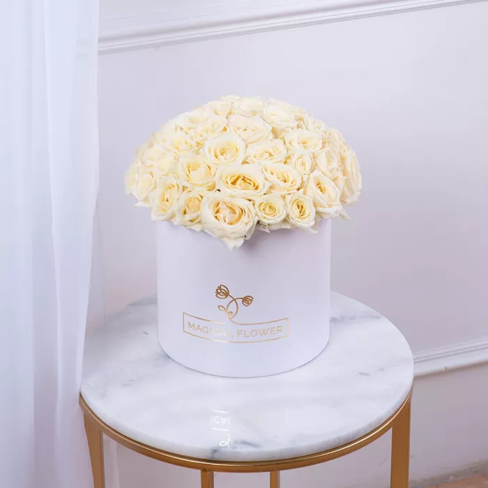 Букет из 51 белой розы premium в кремовой шляпной коробке