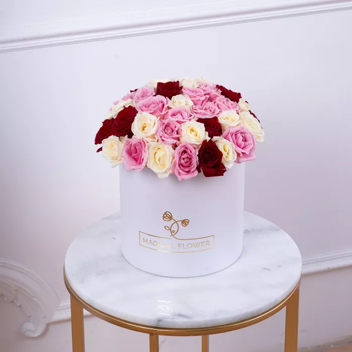 Букет из 51 разноцветной розы premium в белой шляпной коробке