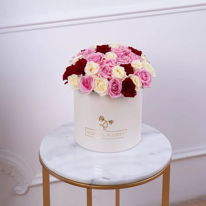 Букет из 51 разноцветной розы premium в кремовой шляпной коробке