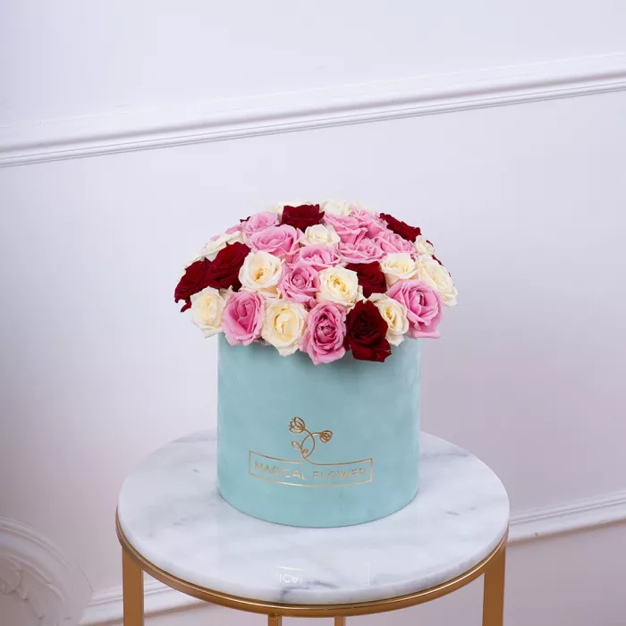 Букет из 51 разноцветной розы premium в бархатной шляпной коробке