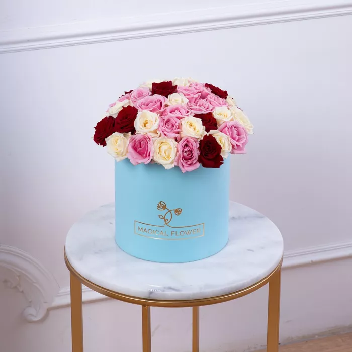 Букет из 51 разноцветной розы premium в голубой шляпной коробке