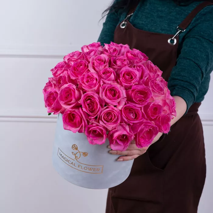 Букет из 51 малиновой розы premium в серой бархатной шляпной коробке