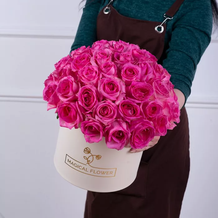 Букет из 51 малиновой розы premium в кремовой шляпной коробке