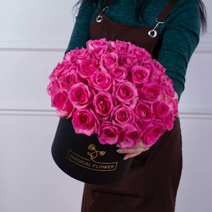 Букет из 51 малиновой розы premium в черной шляпной коробке