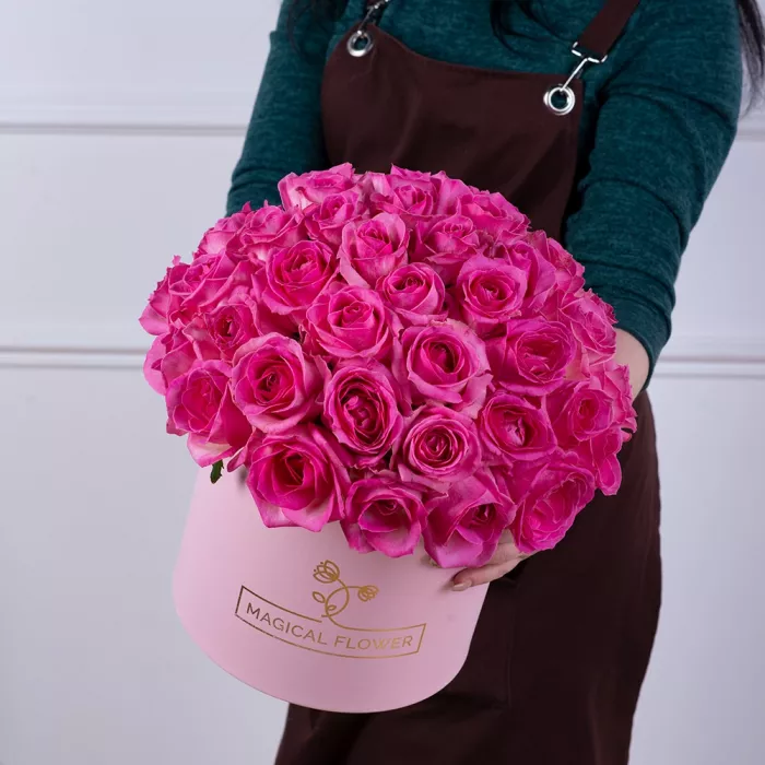 Букет из 51 малиновой розы premium в розовой шляпной коробке