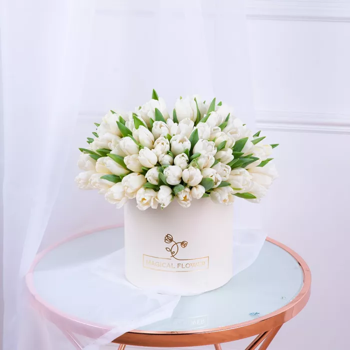 101 белый тюльпан в кремовой шляпной коробке