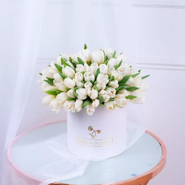 101 белый тюльпан в белой шляпной коробке