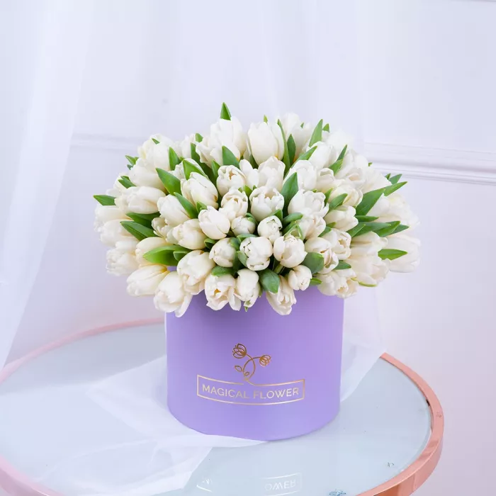 101 белый тюльпан в фиолетовой шляпной коробке
