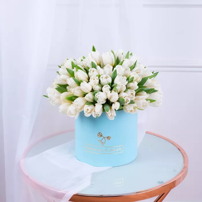 101 белый тюльпан в голубой шляпной коробке