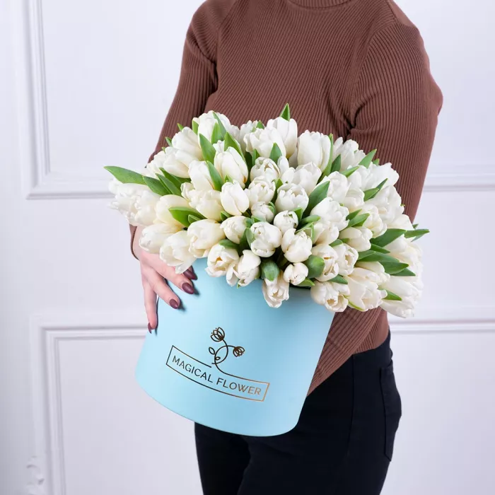 101 белый тюльпан в голубой шляпной коробке