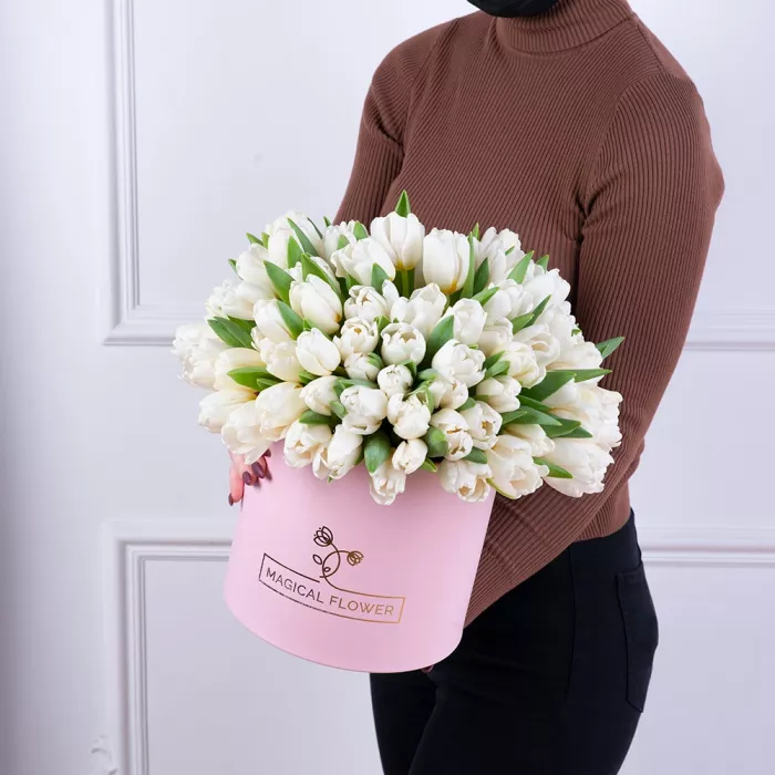 101 белый тюльпан в розовой шляпной коробке