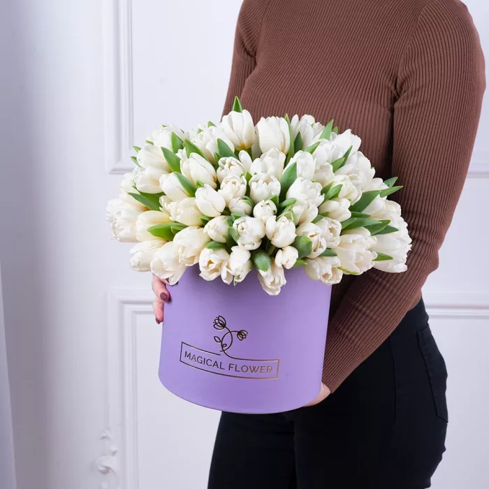 101 белый тюльпан в фиолетовой шляпной коробке