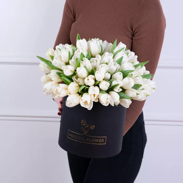 101 белый тюльпан в черной шляпной коробке