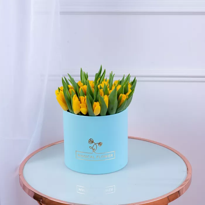 51 желтый тюльпан в голубой шляпной коробке