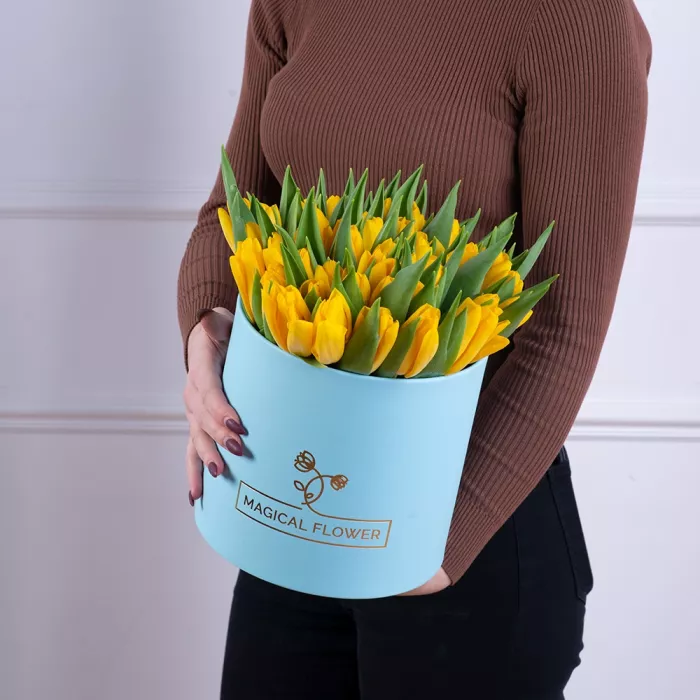 51 желтый тюльпан в голубой шляпной коробке