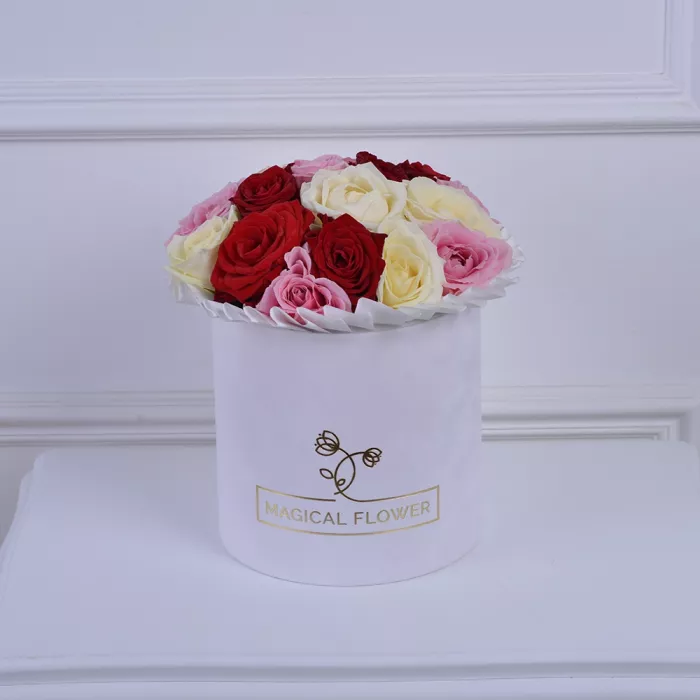 Букет из 15 разноцветных роз в шляпной белой коробке