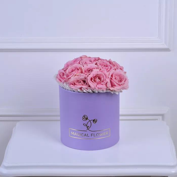 Букет из 11 розовых роз в сиреневой шляпной коробке