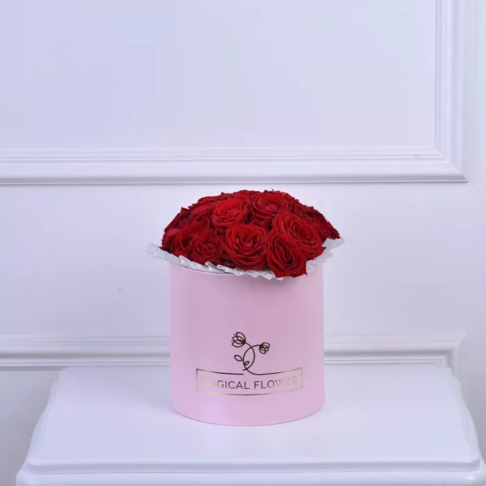 Букет из 15 красных роз в шляпной розовой коробке