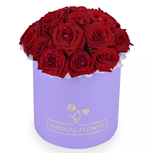 Букет жене на годовщину свадьбы из 15 красных роз в сиреневой шляпной коробке