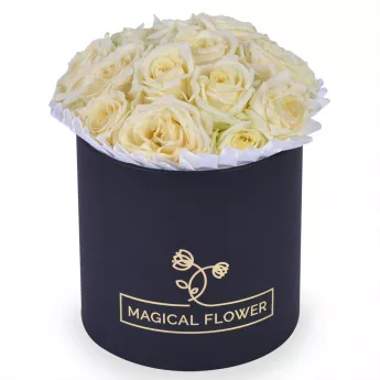 Букет из 15 белых роз в черной шляпной коробке 