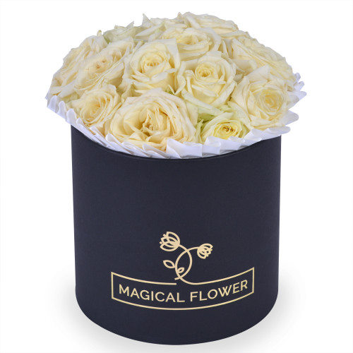 Букет на День матери из 15 белых роз в черной шляпной коробке