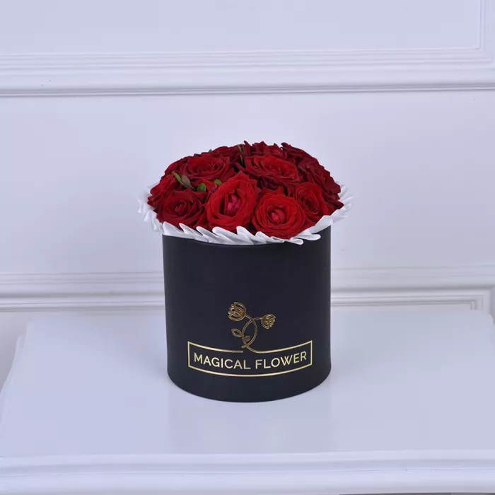 Букет из 11 красных роз в шляпной черной коробке
