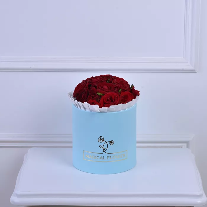Букет из 11 красных роз в голубой шляпной коробке