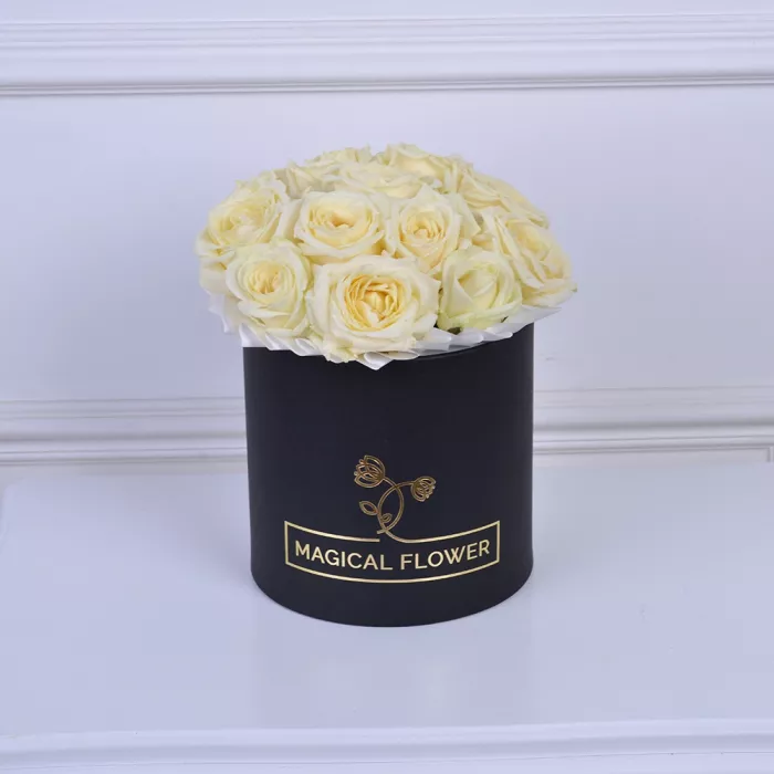 Букет из 11 белых роз в черной шляпной коробке