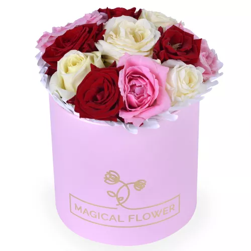 Букет из 11 разноцветных роз в розовой шляпной коробке