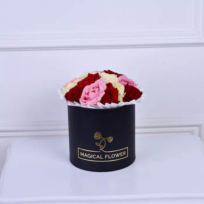 Букет из 11 разноцветных роз в черной шляпной коробке