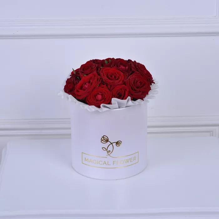 Букет из 11 красных роз в белой шляпной коробке