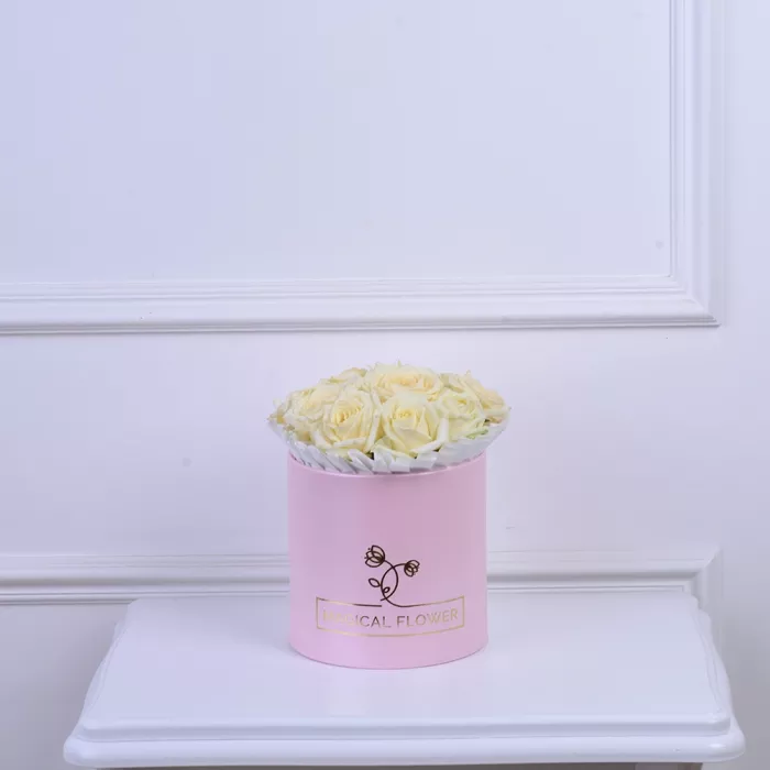 Букет из 11 белых роз в розовой шляпной коробке