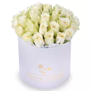 25 белых роз в белой шляпной коробке