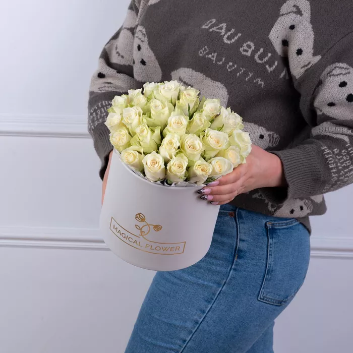 25 белых роз в белой шляпной коробке