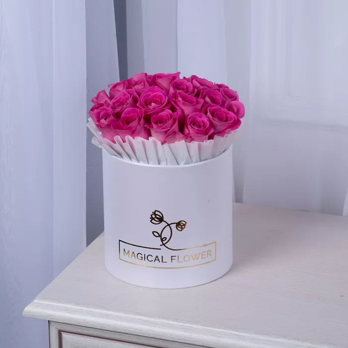 25 розовых роз в белой шляпной коробке