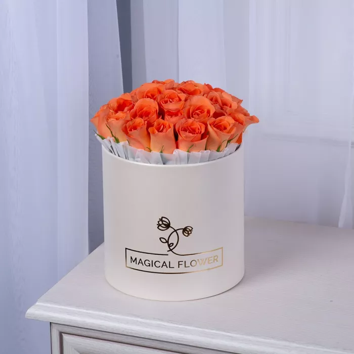 25 оранжевых роз в кремовой шляпной коробке