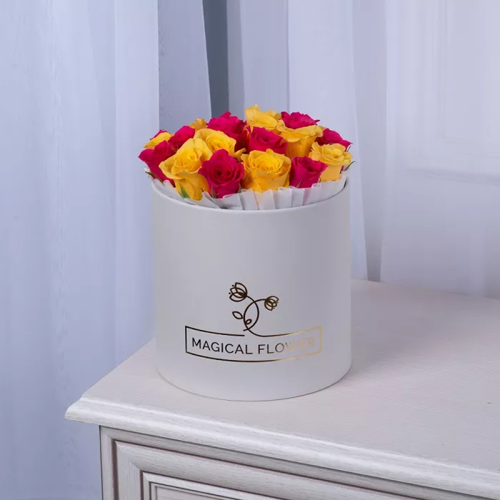 25 разноцветных роз в белой шляпной коробке