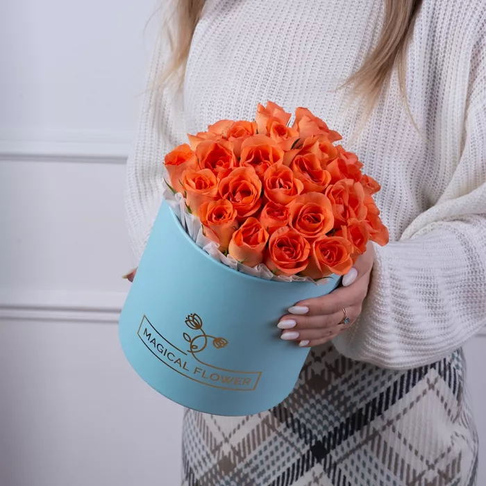 25 оранжевых роз в голубой шляпной коробке