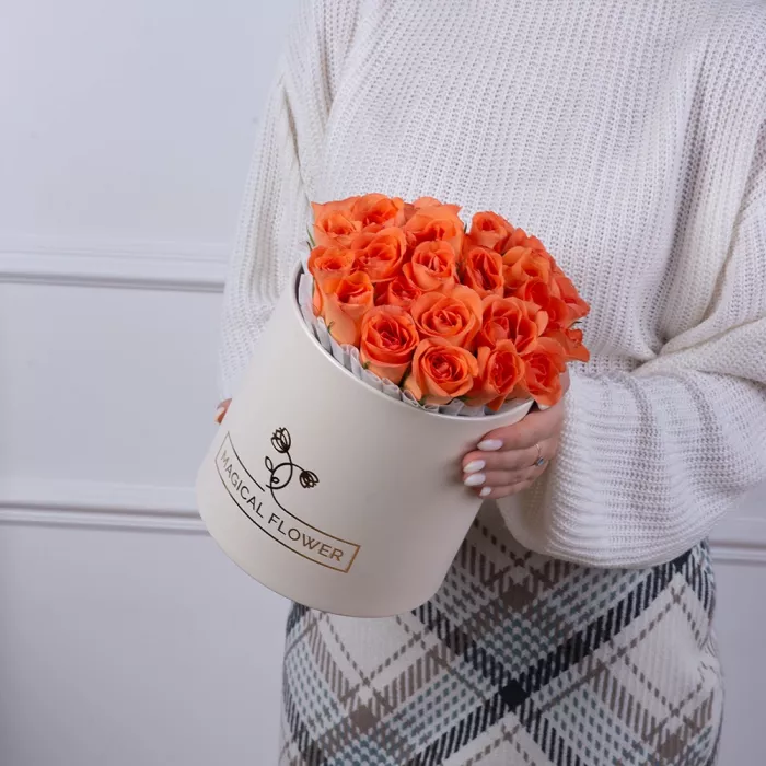 25 оранжевых роз в кремовой шляпной коробке