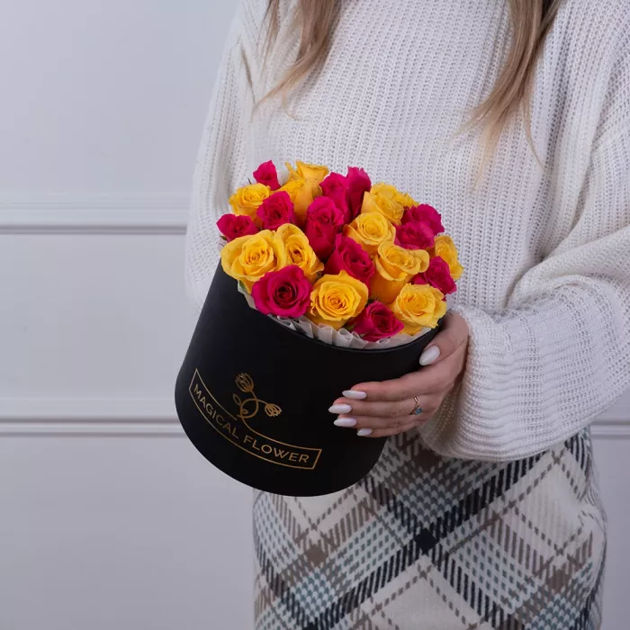 25 разноцветных роз в черной шляпной коробке