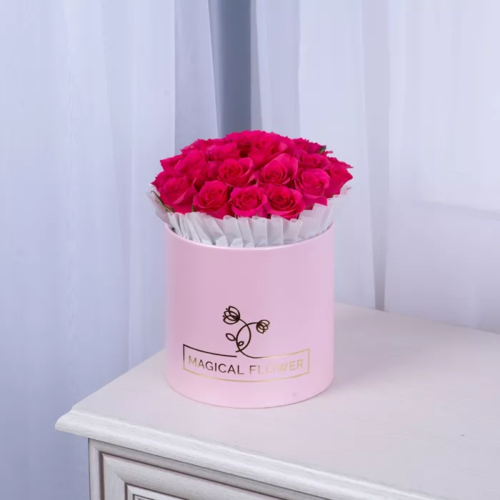 25 малиновых роз в розовой шляпной коробке