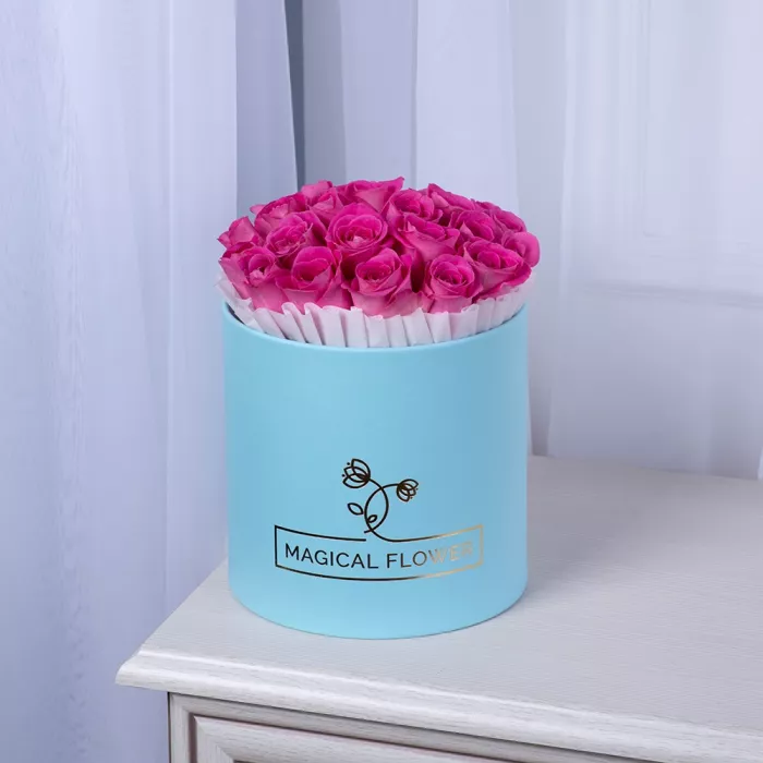 25 розовых роз в голубой шляпной коробке