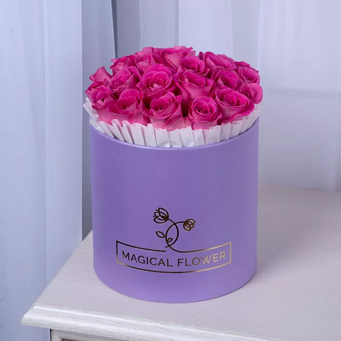 25 розовых роз в фиолетовой шляпной коробке