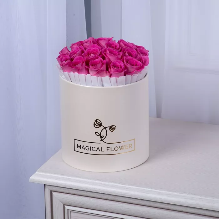 25 розовых роз в кремовой шляпной коробке
