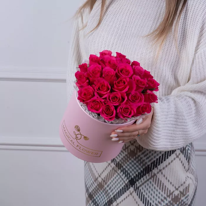 25 малиновых роз в розовой шляпной коробке