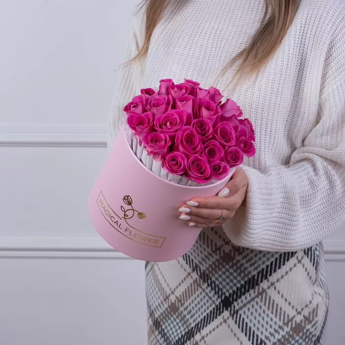 25 розовых роз в розовой шляпной коробке