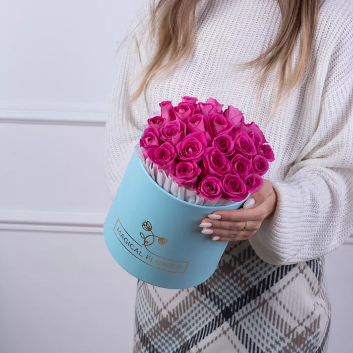 25 розовых роз в голубой шляпной коробке